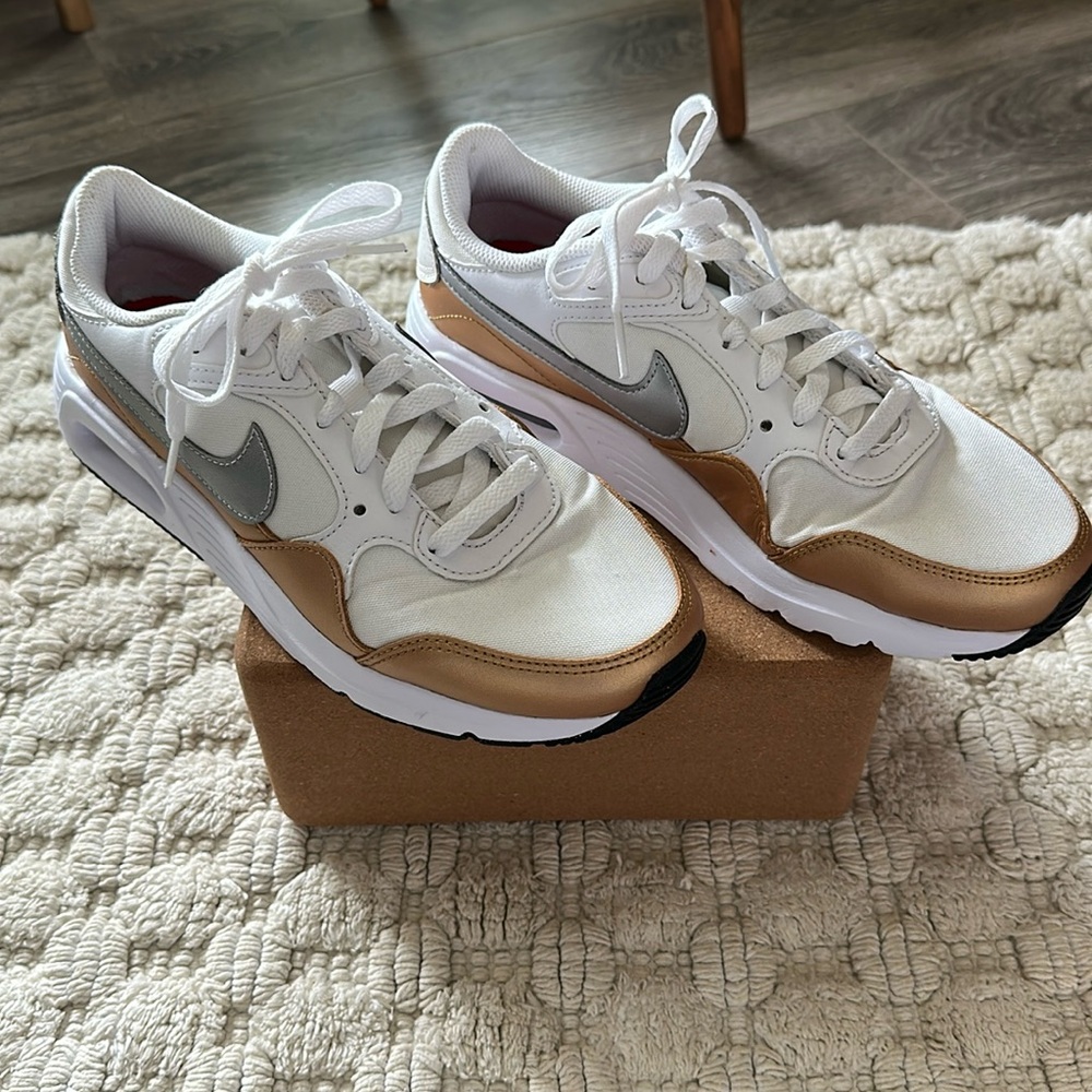 Women’s Nike Air Max SC SE | Phantom/Black/Sail/Metallic Gold | Size 8.5